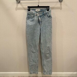 ABERCROMBIE & FITCH The 90s Straight Ultra High Rise jeans in a light wash